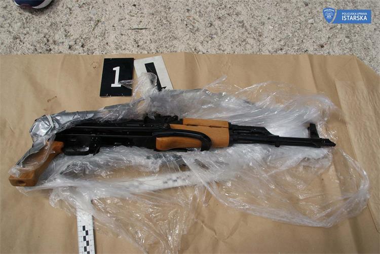 Policija zaustavila 21-godišnjeg Slovenca U AUTOMOBILU MU PRONAŠLI AUTOMATSKU PUŠKU